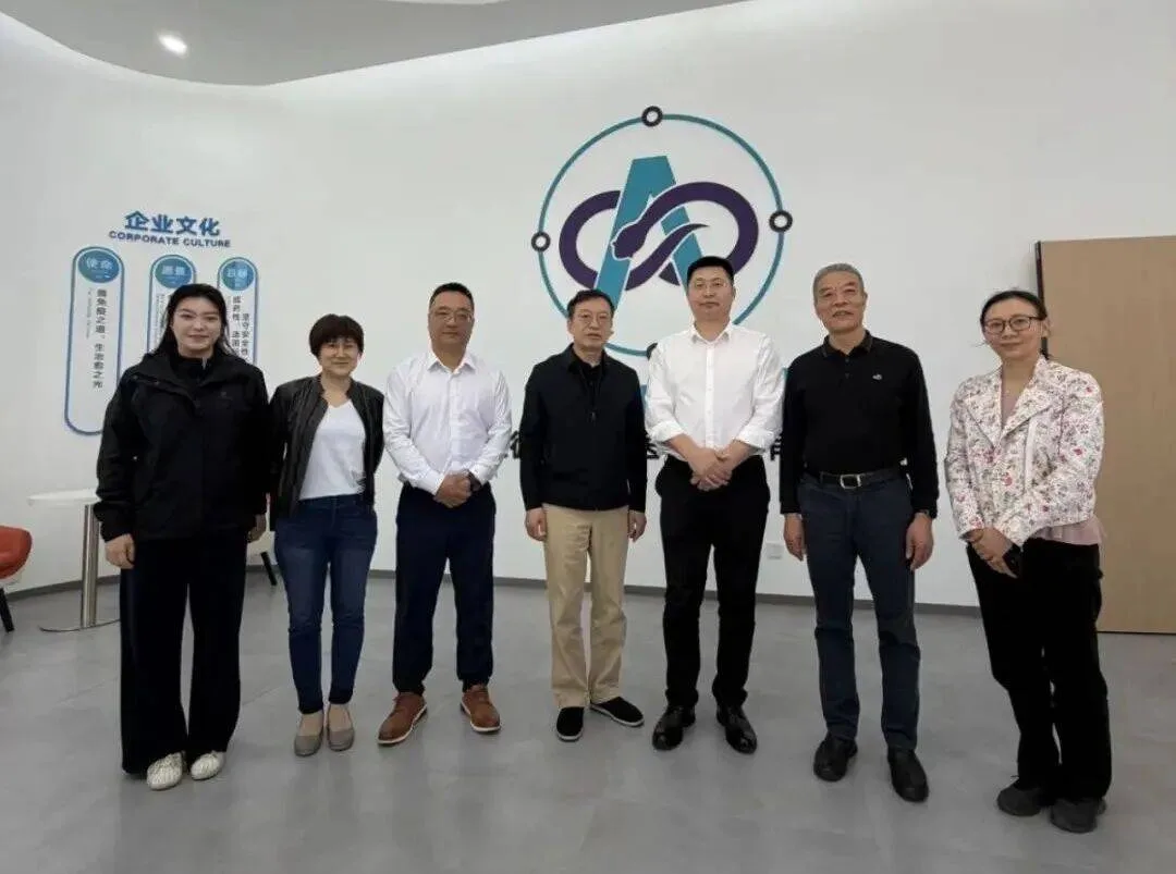 循生医学走访交流的来访者与公司人员合影